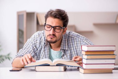 Evde sınava hazırlanan genç bir erkek öğrenci.