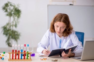 Laboratuvarda çalışan genç bayan kimyager.