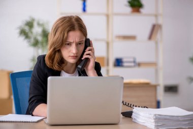 Kutu teslimat servisinde çalışan genç bir kadın.