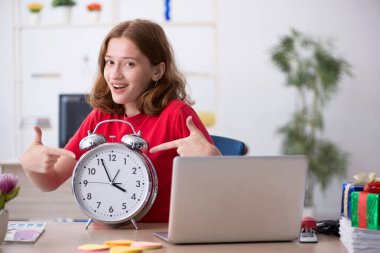Zaman yönetimi konseptinde genç bayan tasarımcı