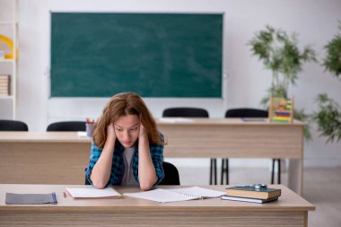 Sınava hazırlanan genç kız öğrenci.