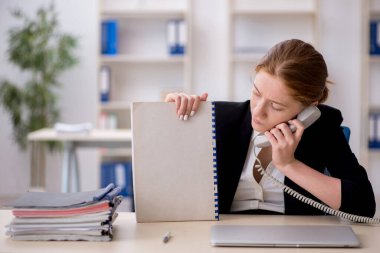 Ofiste çalışan genç bir bayan işçi.