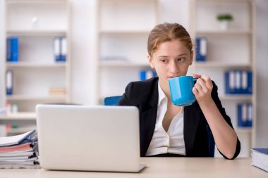 Molada kahve içen genç bir bayan.