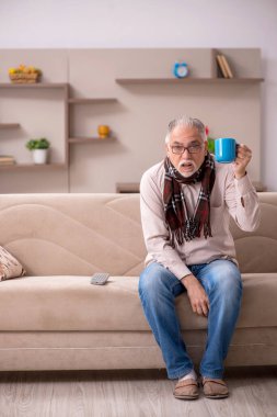 Yaşlı adam evde acı çekiyor.