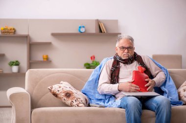 Yaşlı adam evde acı çekiyor.
