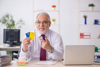 Eski erkek çalışan e-ticaret konsepti