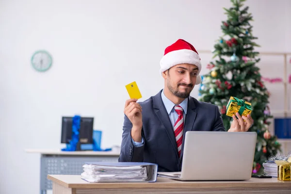 Junge männliche Mitarbeiter feiern Weihnachten am Arbeitsplatz — Stockfoto