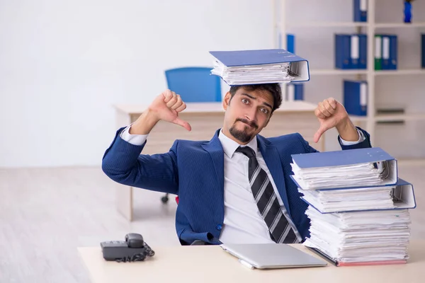 Giovane dipendente maschio e troppo lavoro in ufficio — Foto Stock