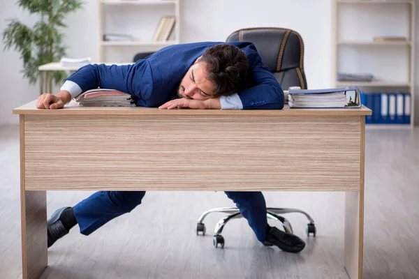 若い男性従業員はオフィスで非常に疲れている — ストック写真