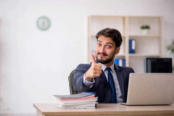 Ung manlig anställd som arbetar på kontoret — Stockfoto