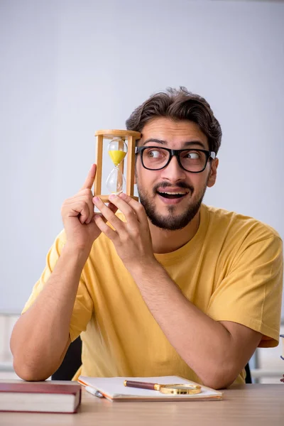 Mladý student v konceptu managementu času — Stock fotografie