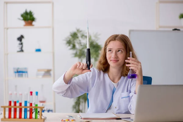 Giovane chimica femminile che lavora in laboratorio — Foto Stock