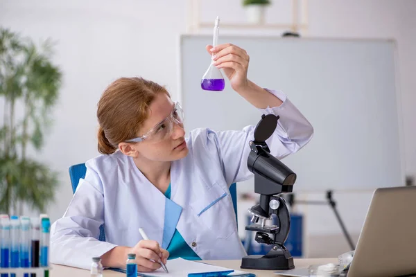 Jovem química do sexo feminino no conceito de síntese de drogas — Fotografia de Stock