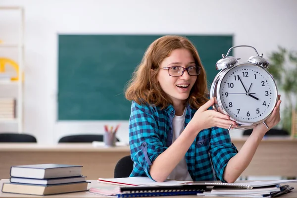 Giovani studentesse nel concetto di gestione del tempo — Foto Stock