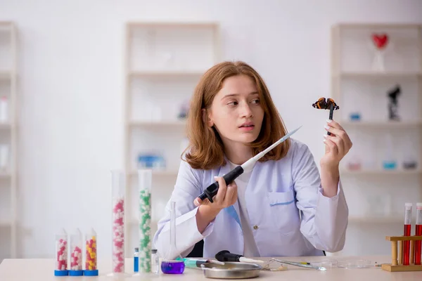 Laboratuarda çalışan genç bir kadın kimyager. — Stok fotoğraf