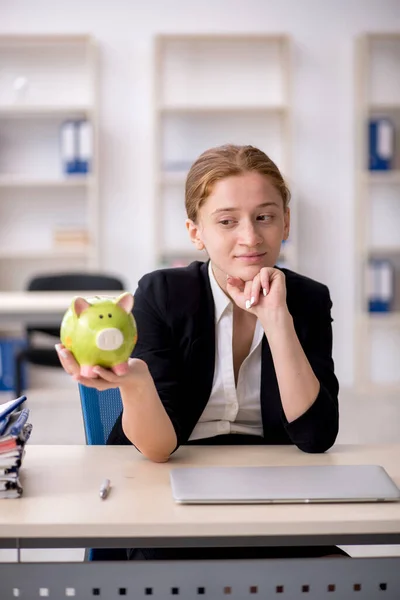 Ung kvinnlig anställd i pension koncept — Stockfoto