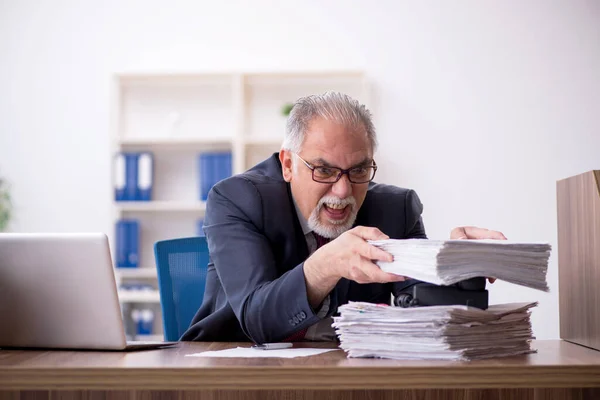 Viejo empleado y demasiado trabajo en la oficina — Foto de Stock