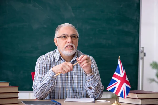 Starý učitel angličtiny ve třídě — Stock fotografie