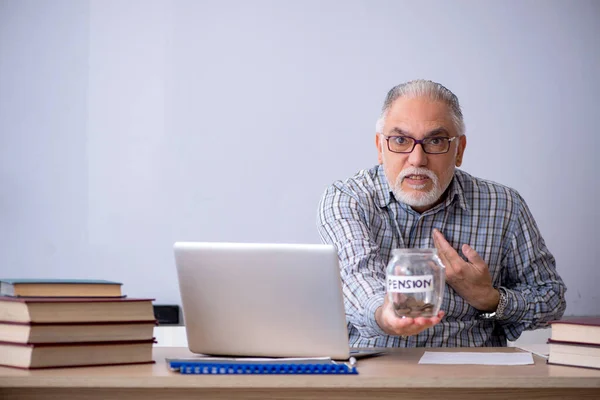 Viejo profesor en concepto de jubilación — Foto de Stock