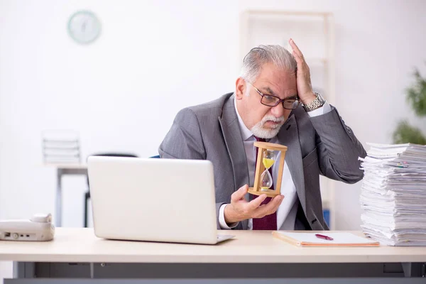 Vecchio dipendente maschile nel concetto di gestione del tempo — Foto Stock