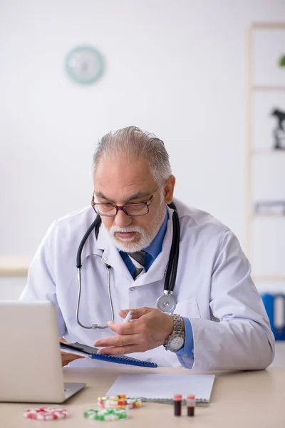 Old male doctor pharmacist working at the lab — Stock Photo, Image