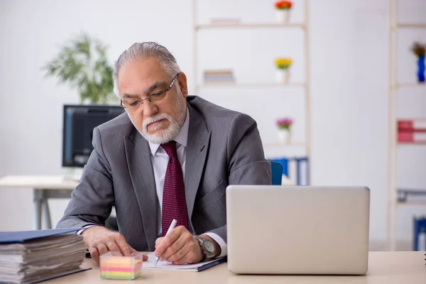 Alt männlich mitarbeiter sitting im die büro — Stockfoto