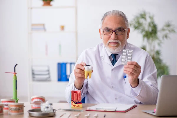 Vecchio medico dentista maschile che lavora in clinica — Foto Stock