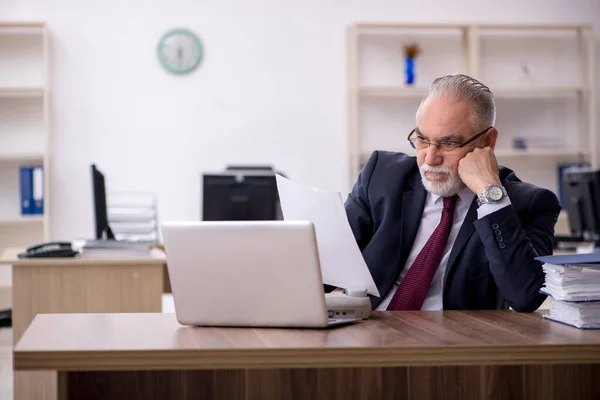 Ancien employé masculin travaillant dans le bureau — Photo