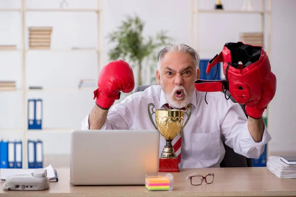 Alter männlicher Angestellter-Boxer erhält goldenen Pokal — Stockfoto