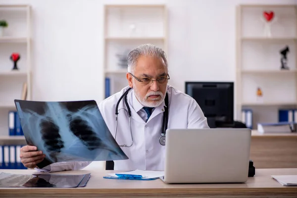 Alter Arzt Radiologe arbeitet in der Klinik — Stockfoto