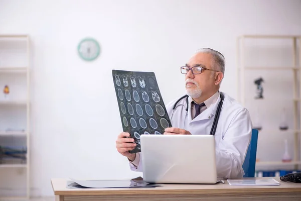 Alter Arzt Radiologe arbeitet im Krankenhaus — Stockfoto