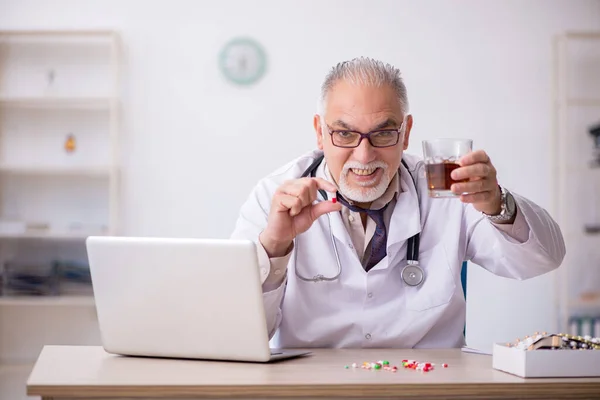 Viejo médico que trabaja en el hospital —  Fotos de Stock