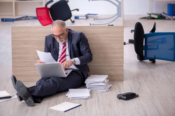 Alte männliche Angestellte, die Überstunden im Büro macht — Stockfoto