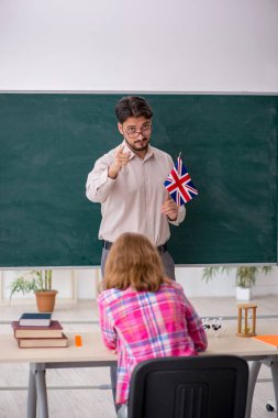 Genç erkek İngilizce öğretmeni ve Clas 'daki kızıl saçlı kız.