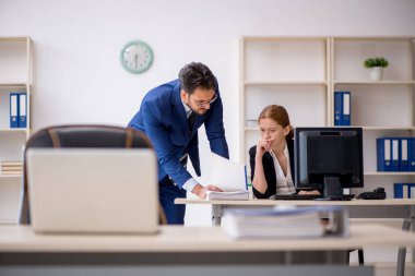 Ofiste çalışan iki meslektaşım.