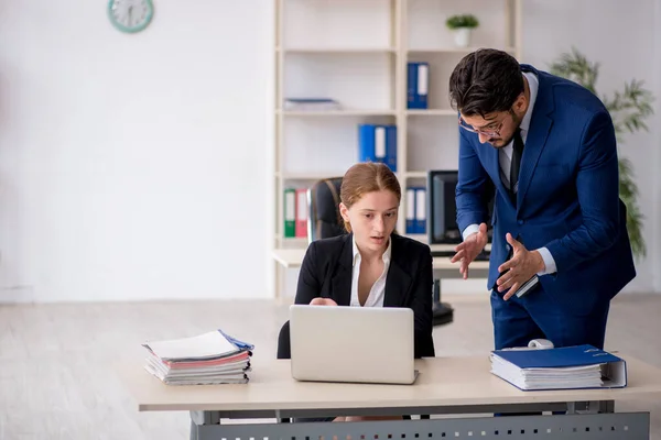 Twee collega 's die op kantoor werken — Stockfoto