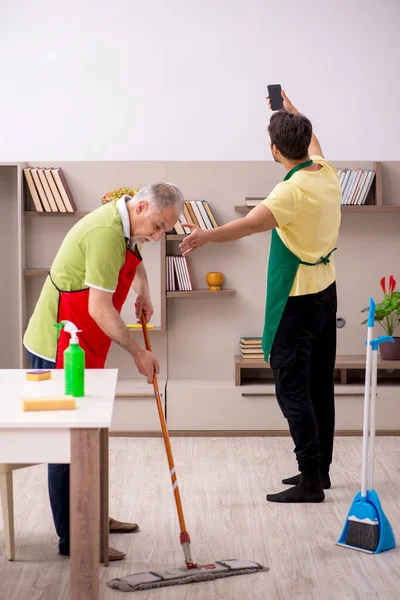 两名男性承建商清扫房屋 — 图库照片