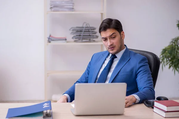 Joven empleado masculino siendo infeliz con el trabajo excesivo — Foto de Stock