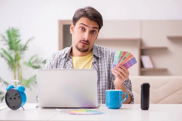 Jovem freelancer masculino no conceito de gerenciamento de tempo em casa — Fotografia de Stock