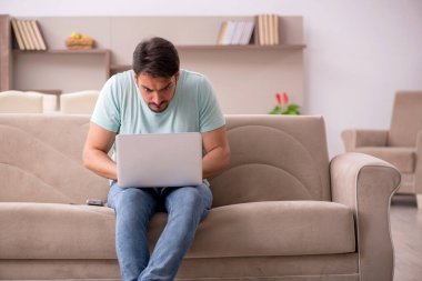 Genç erkek serbest çalışan. Evden çalışıyor.