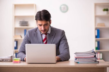 Ofiste çalışan genç işadamı.