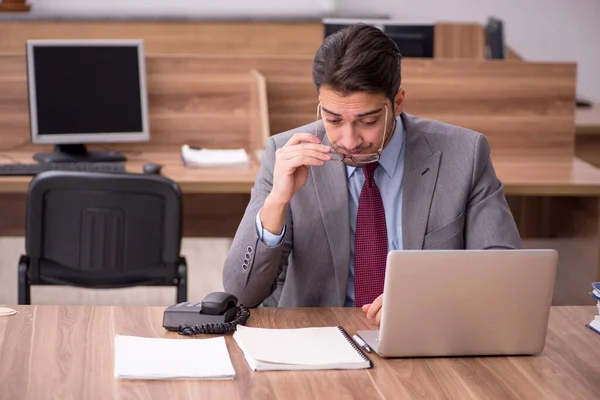 Jeune homme d'affaires employé travaillant dans le bureau — Photo