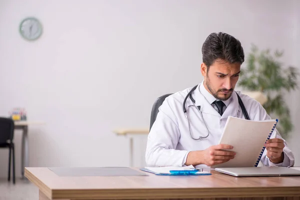 Joven médico masculino que trabaja en la clínica —  Fotos de Stock