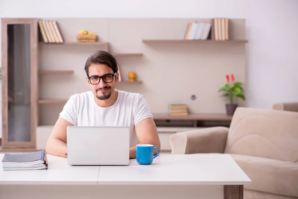 Ung manlig frilansare som arbetar hemifrån — Stockfoto