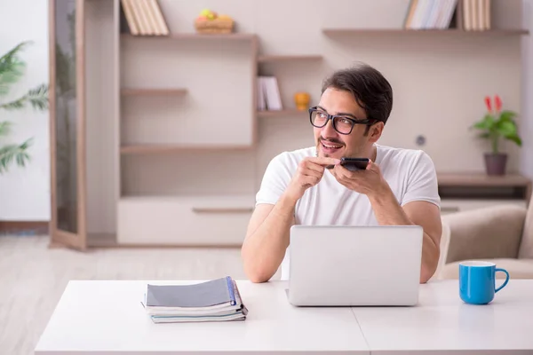 Ung manlig frilansare som arbetar hemifrån — Stockfoto