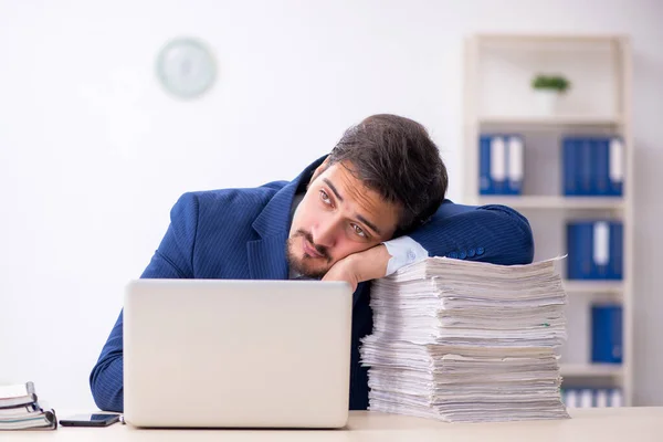 Junge männliche Mitarbeiter und zu viel Arbeit im Büro — Stockfoto