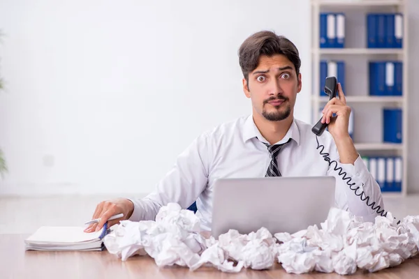 Mladý muž zaměstnanec v konceptu brainstorming — Stock fotografie