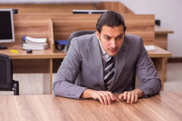Empleado joven de negocios sentado en la oficina — Foto de Stock