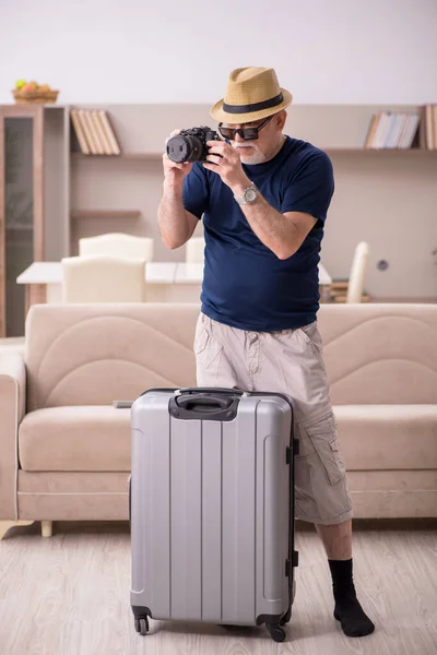 Oude man bereidt zich voor op reis naar huis — Stockfoto