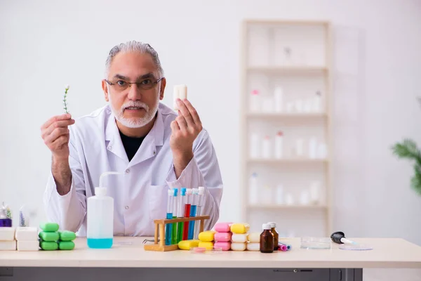 Viejo químico probando jabón en el laboratorio —  Fotos de Stock